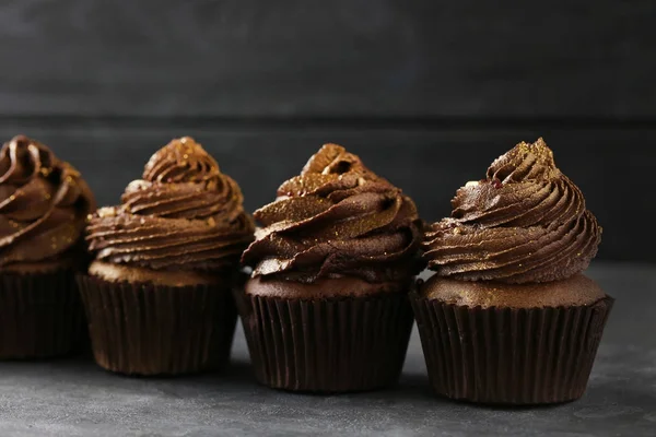 Chocolate cupcakes on  table — Stock Photo, Image