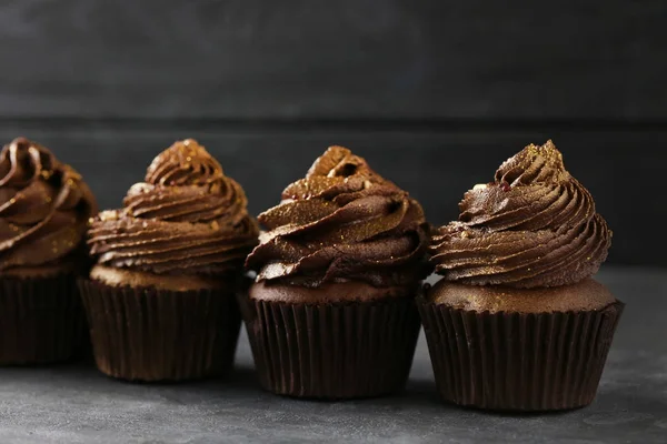 Bolinhos de chocolate na mesa — Fotografia de Stock