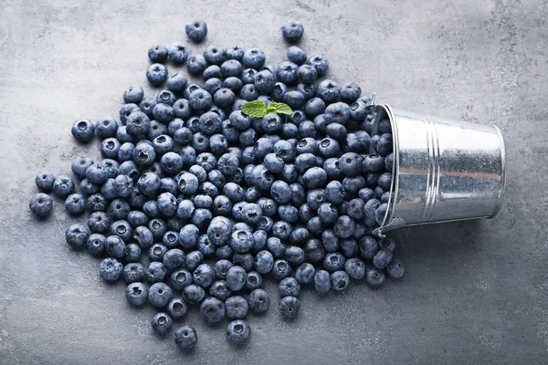 Reife Blaubeeren im Eimer — Stockfoto