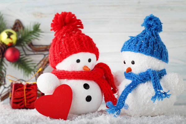 Liten snögubbe leksaker med rött hjärta — Stockfoto