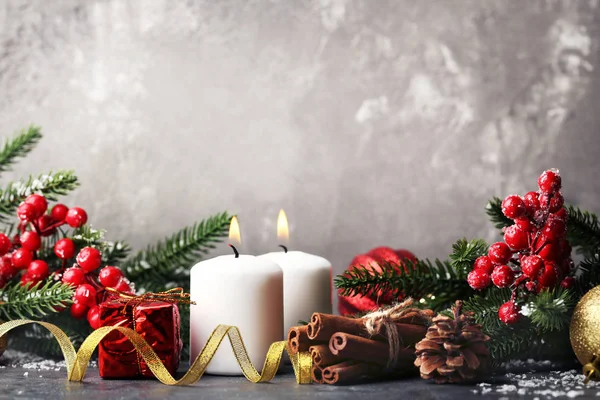 Weihnachtskerzen Mit Tannenzweigen Und Beeren Auf Holztisch — Stockfoto