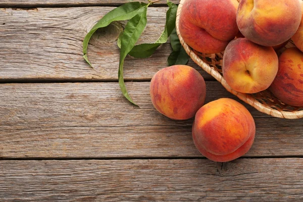 Mogna Persikor Frukt Träbord — Stockfoto