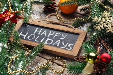 Köknar-ağaç dalları ve baubles ile ahşap çerçeve yazıt mutlu tatil