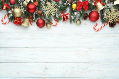 Baubles ve ahşap masa üzerinde kar taneleri ile Noel köknar ağacı dalları