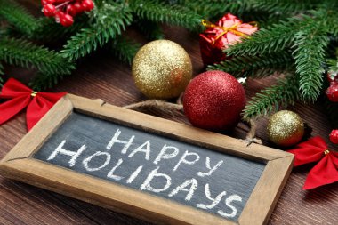 Köknar-ağaç dalları ve baubles ile ahşap çerçeve yazıt mutlu tatil