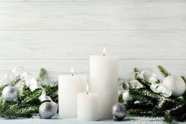 Köknar-ağaç dalları ve baubles ile Noel mumlar