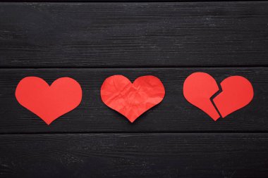 Siyah ahşap masa kağıt kırmızı Kalpler