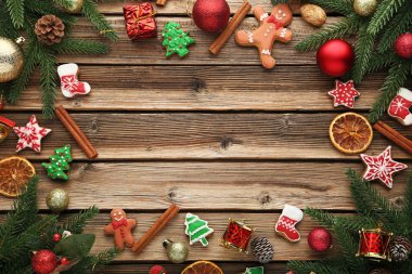 Köknar ağacı dalları ile Noel gingerbread çerezleri ahşap tablo