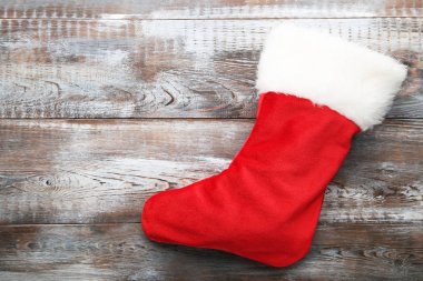 Ahşap masa üzerinde Noel çorap