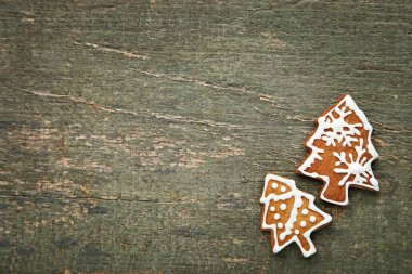 Noel kurabiyeleri ahşap masada.