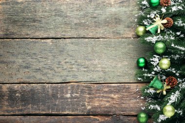 Baubles ve koniler ahşap masa üzerinde Noel köknar ağacı dalları