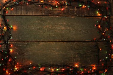 Noel çelenk ışıklar açık gri ahşap masa