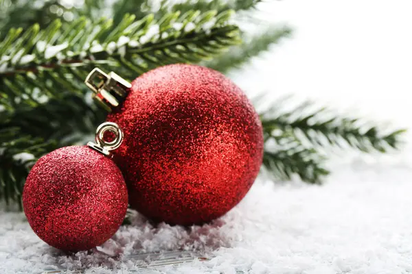 Boules Noël Rouges Avec Branches Sapin Sur Table Bois Blanc — Photo