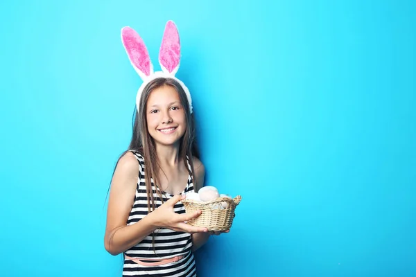 Portrait Beautiful Girl Eggs Basket Blue Background — Zdjęcie stockowe