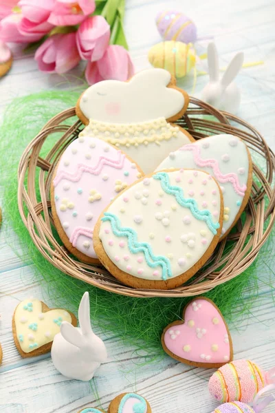 Galletas Pascua Cesta Sobre Mesa Madera — Foto de Stock