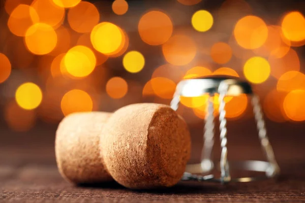 明るい背景上のキャップにシャンパンのコルク栓 — ストック写真