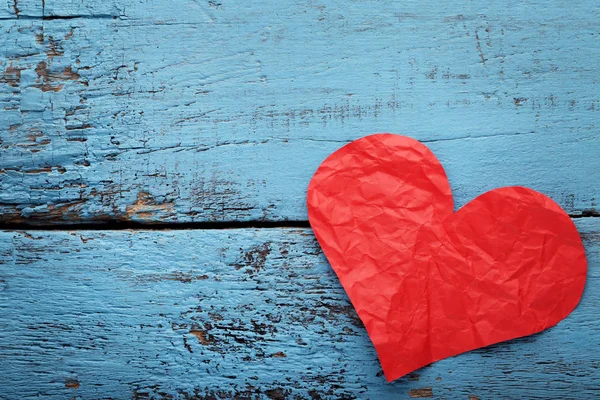 Corazón Papel Arrugado Sobre Mesa Madera Azul — Foto de Stock