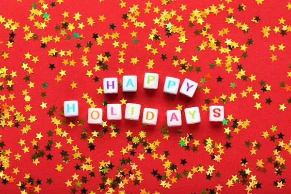 Aufschrift Happy Holiday Auf Weißen Würfeln Mit Konfetti — Stockfoto