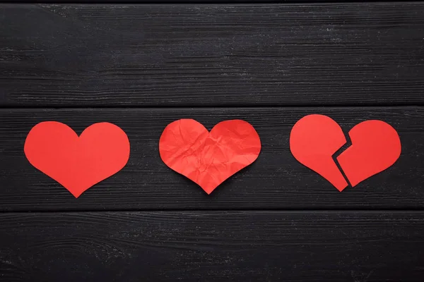 Siyah Ahşap Masa Kağıt Kırmızı Kalpler — Stok fotoğraf