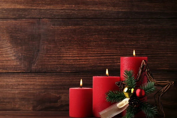 Рождественские Свечи Елочными Ветвями Безделушками Деревянном Столе — стоковое фото