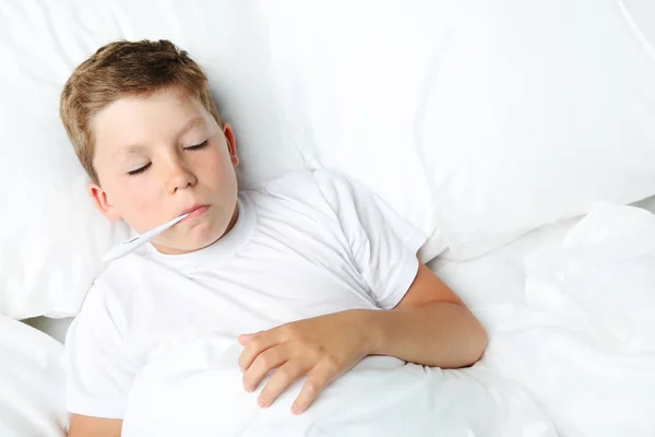 Garçon Malade Avec Thermomètre Couché Dans Lit Blanc — Photo