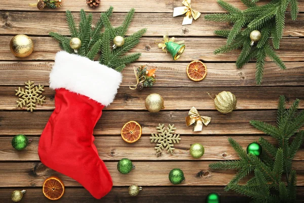 赤い木製のテーブルのクリスマスの装飾とストッキング — ストック写真
