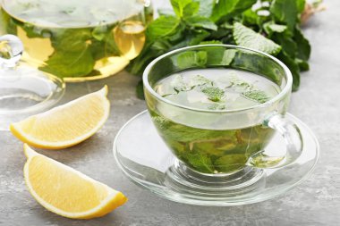 Nane yapraklı bir fincan çay.