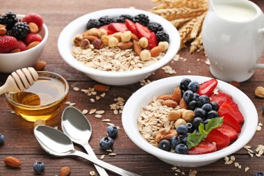 Çilek ile tabak yulaf gevreği