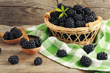 sepet içinde olgun böğürtlen 