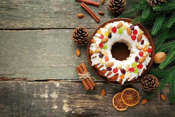 Bündelkuchen mit Tannenzweigen — Stockfoto