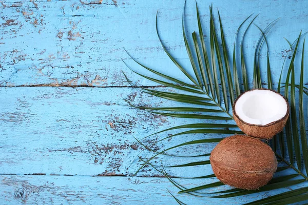 Cocos com folha na mesa — Fotografia de Stock