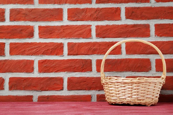 Cesta de mimbre sobre fondo de pared — Foto de Stock