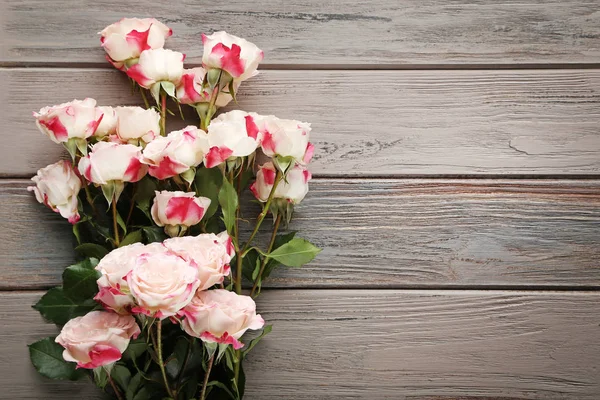 Hermosas rosas beige en la mesa — Foto de Stock