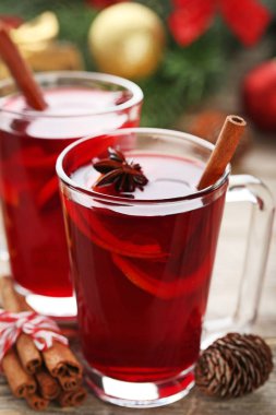Bardaklarda mulled şarap