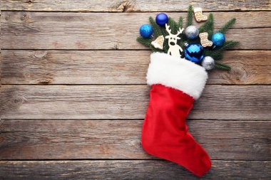 Köknar ağacı dalları ile çorap kırmızı 