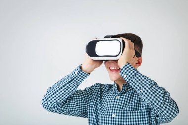 Sanal gerçeklik genç çocuk gri arka plan üzerinde koruyucu gözlük