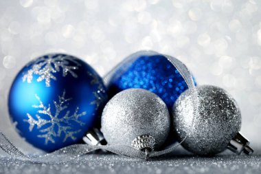Gümüş ve mavi Noel baubles