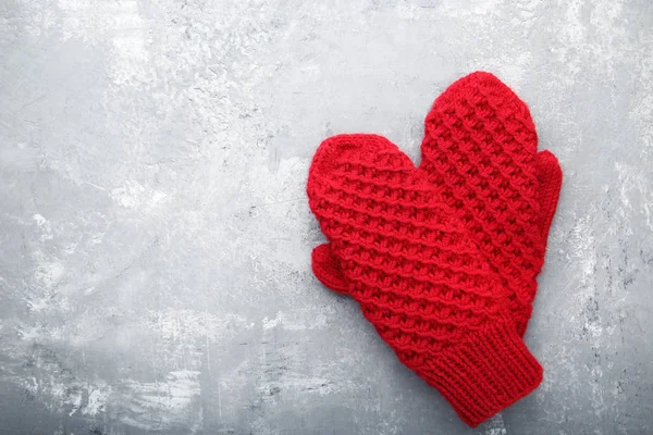 Guantes rojos de punto —  Fotos de Stock