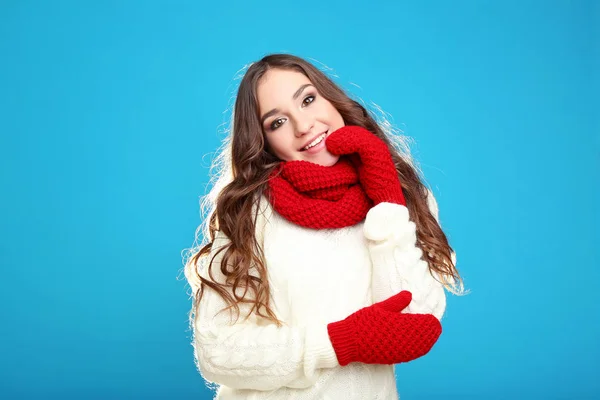 Hermosa chica joven en suéter —  Fotos de Stock