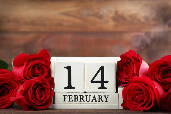 Rose rosse con calendario a cubo bianco — Foto Stock