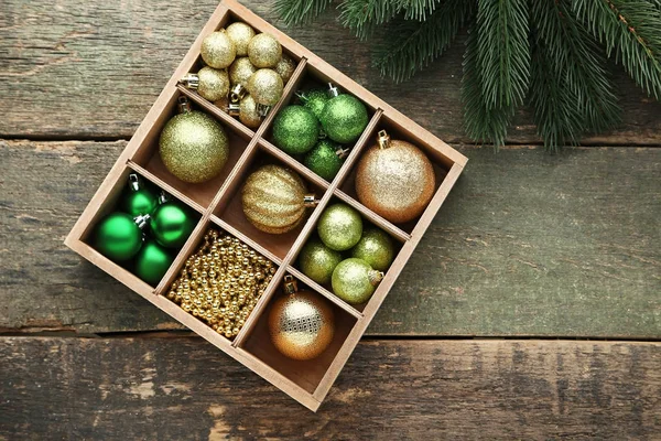 Bola de Navidad dorada y verde Imagen De Stock