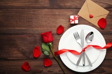 Mutfak bıçakları beyaz plaka üzerinde 