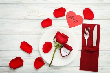 Kırmızı gül desenli gümüş yüzük 