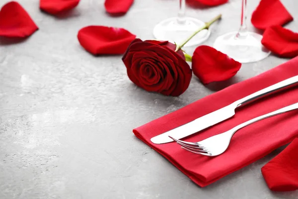 Tacâmuri de bucătărie cu trandafir roșu — Fotografie, imagine de stoc