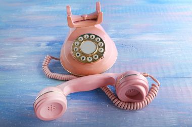 Tablo üzerinde pembe retro telefon