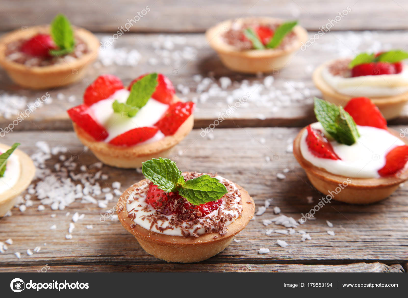 Desserttörtchen mit Erdbeeren — Stockfoto © 5seconds #179553194