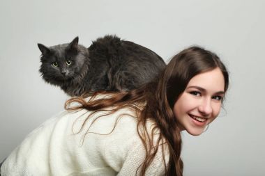 Güzel ve genç birbayan holding kedi