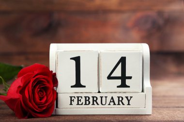 Beyaz küp takvim ile kırmızı gül 