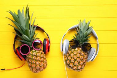 Bununla birlikte güneş gözlüklü olgun ananas