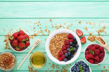 Granola çilek plaka ve bal ile 